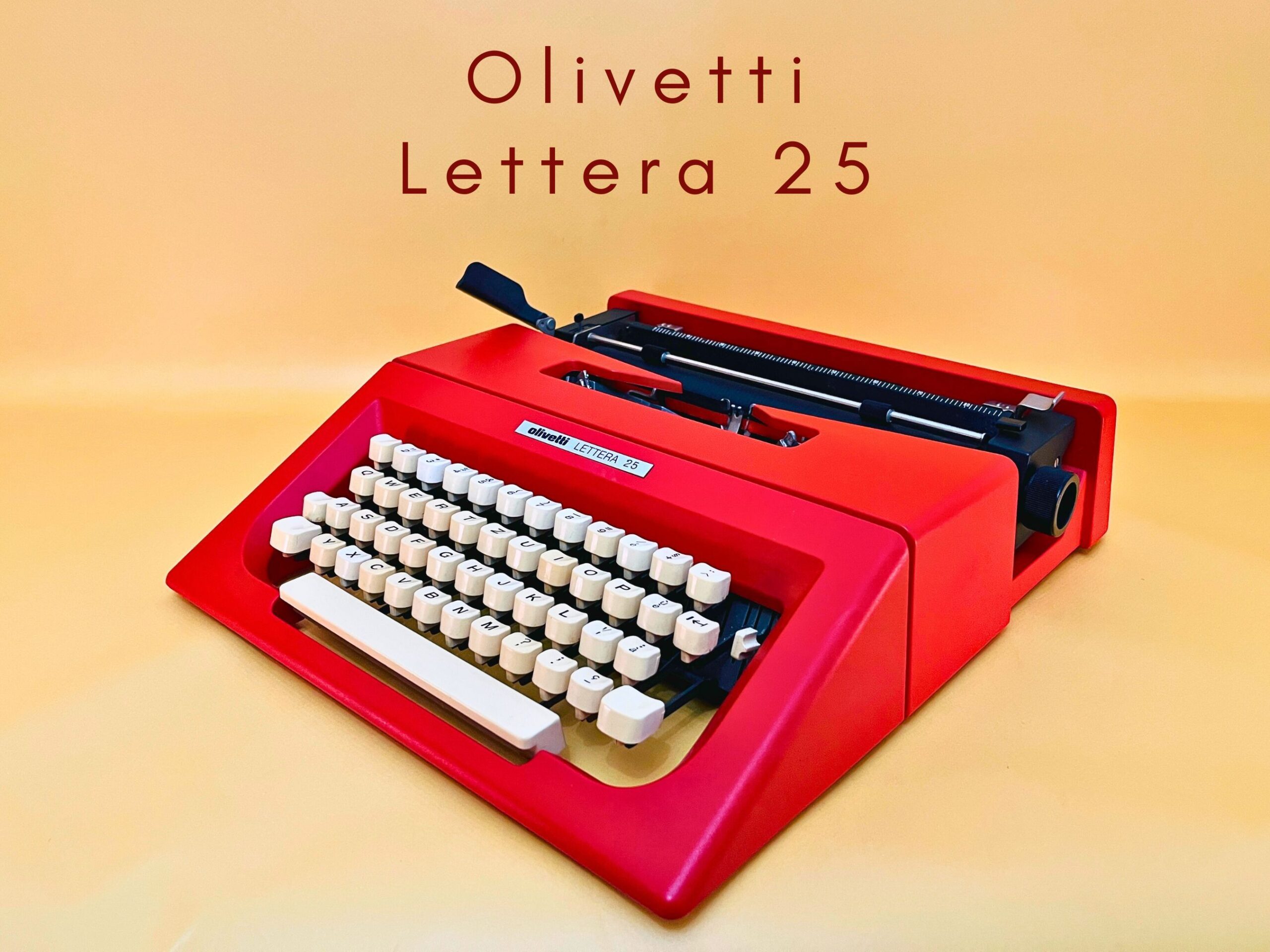 Máquina de escribir Olivetti Lettera 25 roja en funcionamiento
