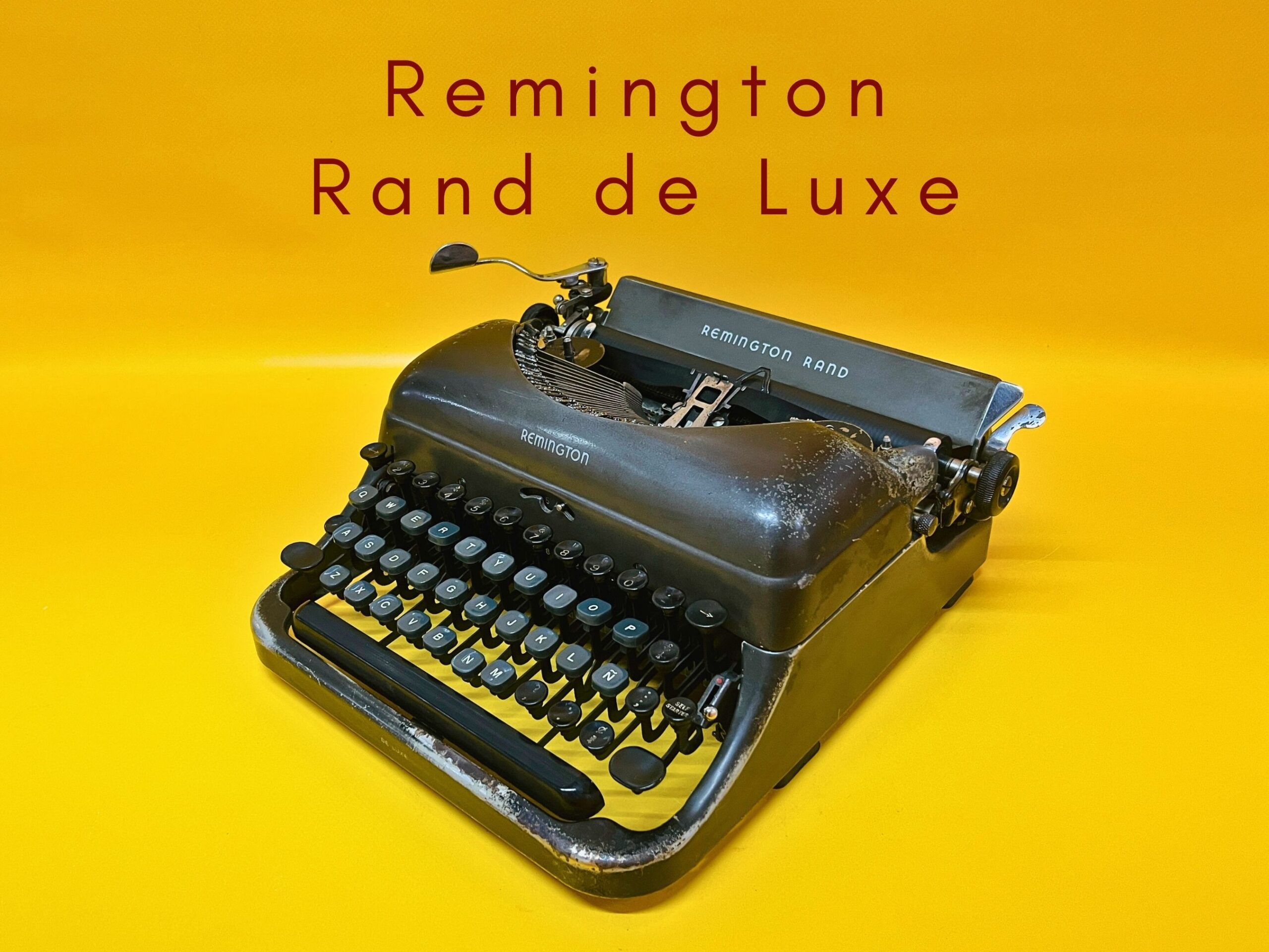 Máquina de escribir Remington Rand De Luxe en funcionamiento con estuche
