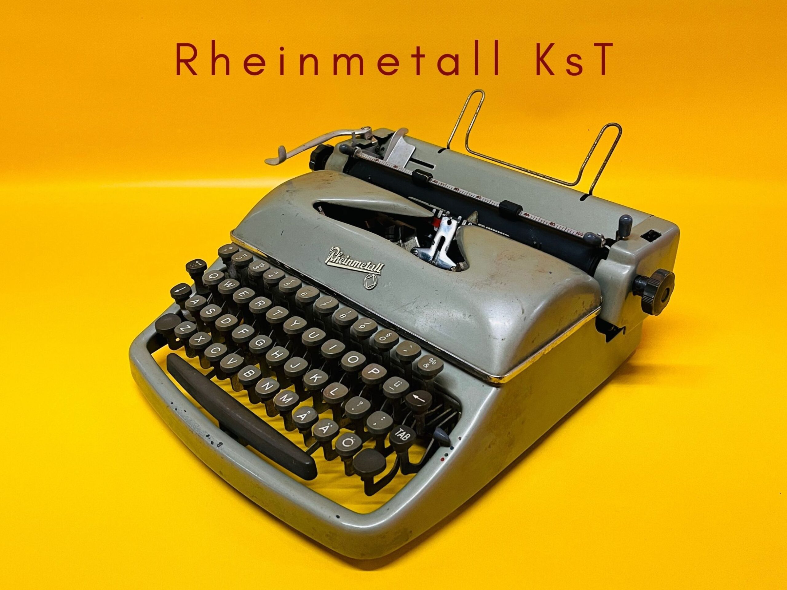 Máquina de escribir en funcionamiento Rheinmetall KsT Verde militar