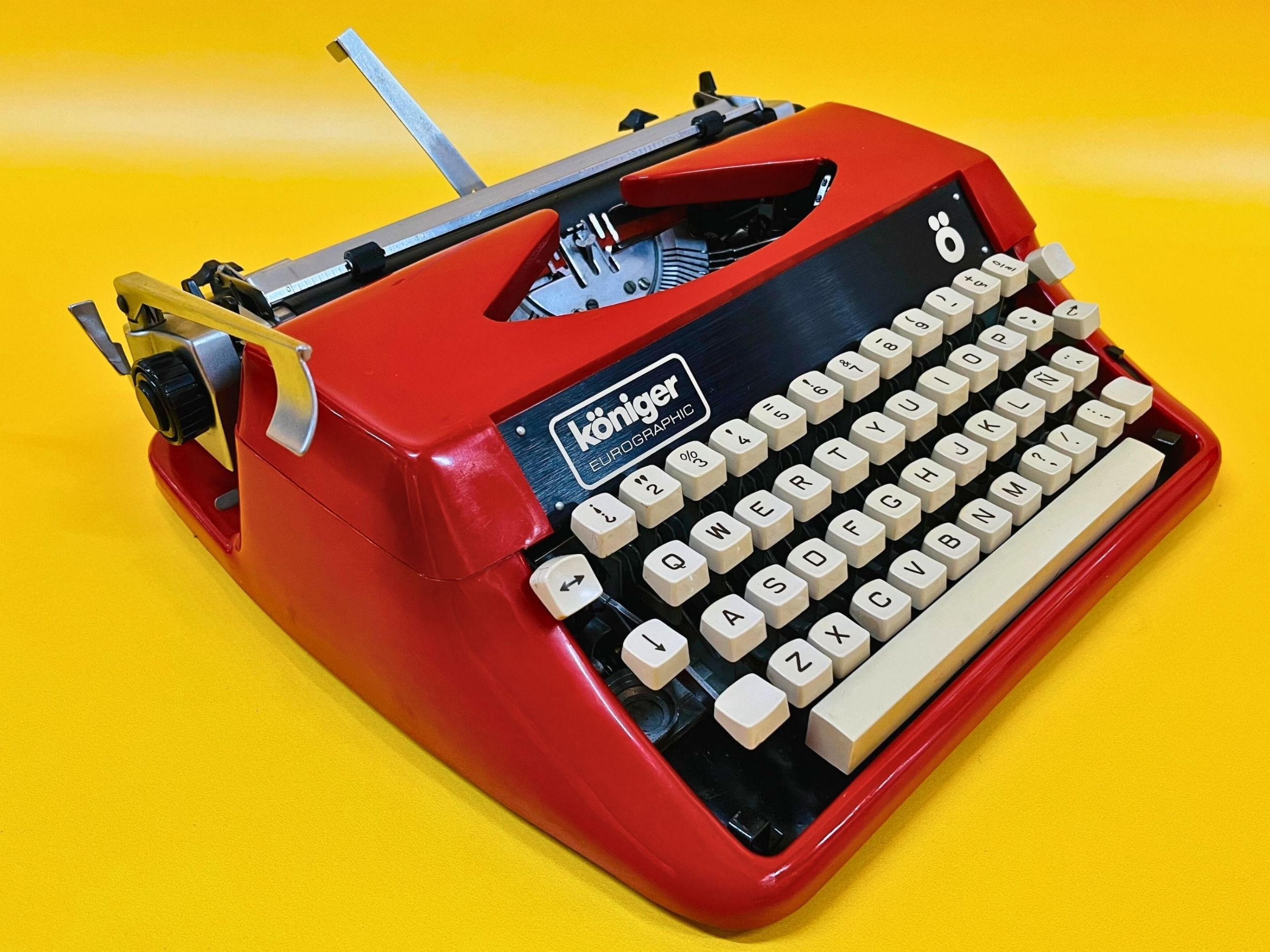 Máquina de escribir en funcionamiento con estuche KONIGER Eurographics Vintage Red Typewriter